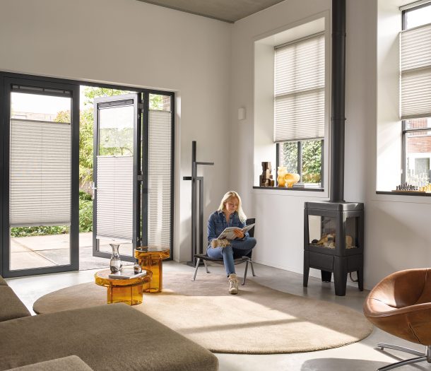 Raamdecoratie zonder boren voor openslaande tuindeuren en ramen, woonkamer plisse wit.