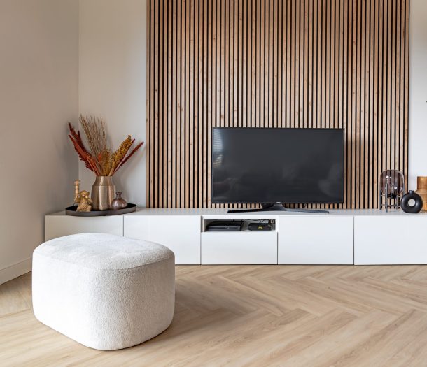 Een Scandinavische woonstijl in de woonkamer met een visgraatvloer