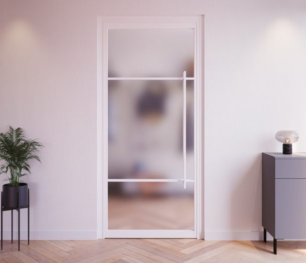 Stalen deur met wit frame en melkglas, voor meer privacy.
