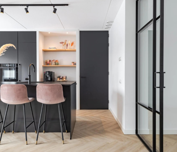 Visgraat pvc-vloer in de woonkamer